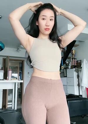 浪漫杀手 性感紧身瑜伽裤美女健身房直播