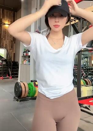 健身房性感紧身瑜伽裤美女健身直播3