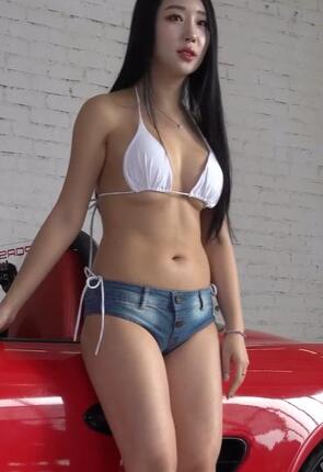穿4K太短热裤的身材女神