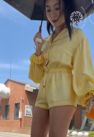 黄色连体热裤短裤美女长腿街拍魔镜模拍show