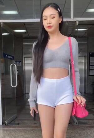 街拍紧身白色短裤美女 运动热裤长腿