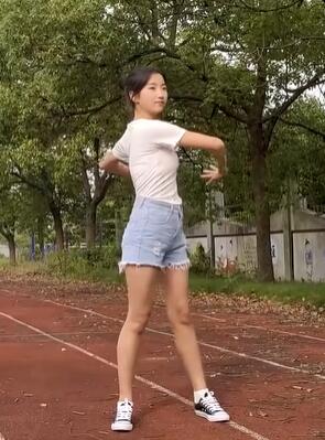 我们的点点学妹舞蹈热裤帆布鞋穿搭
