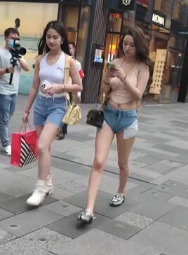 太古里街拍超短裤美女