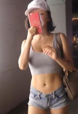 街拍热裤牛仔短裤美女