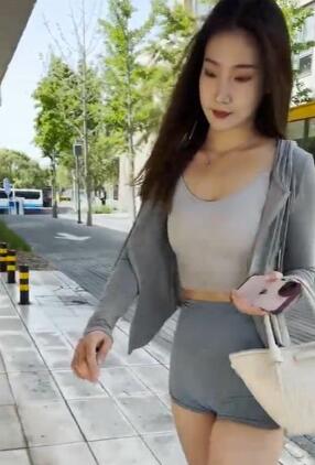 街拍紧身瑜伽短裤 性感蓝色热裤美女苗条好身材