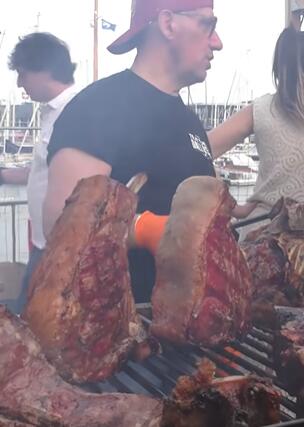 西班牙巴塞罗那街头美食:肉食者的天堂-烤架上的巨型佛罗伦萨牛排