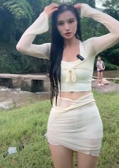 非常漂亮女主播在玩水2