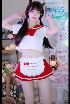 录屏美女主播一身白红女仆装直播