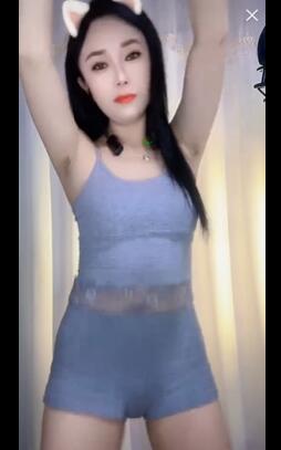 录屏美女主播灰色短裤和上衣