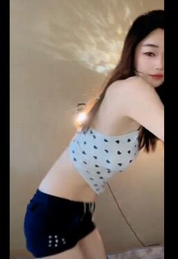 录屏黑色短裤美女外加一个小吊带直播