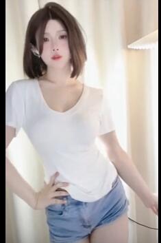 录屏白色上衣加牛仔短裤美女热舞