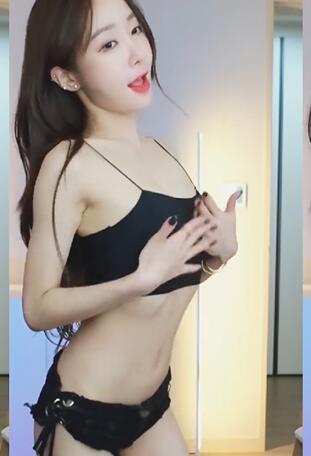 美女主播叶佟黑色短裤一段热舞