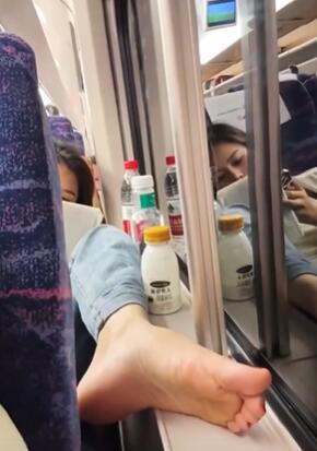 四眼相对妹子选择了回避